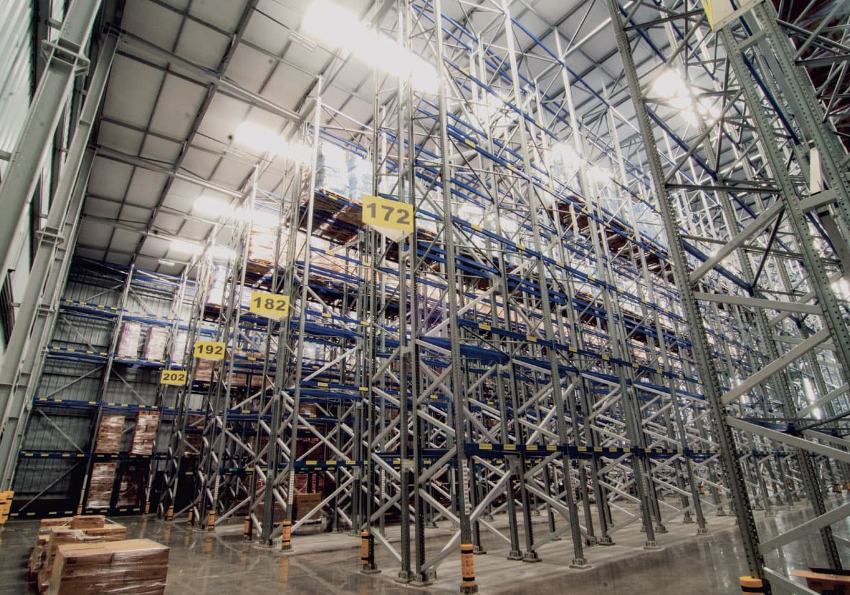 Estanterías de almacenaje en un centro de distribución