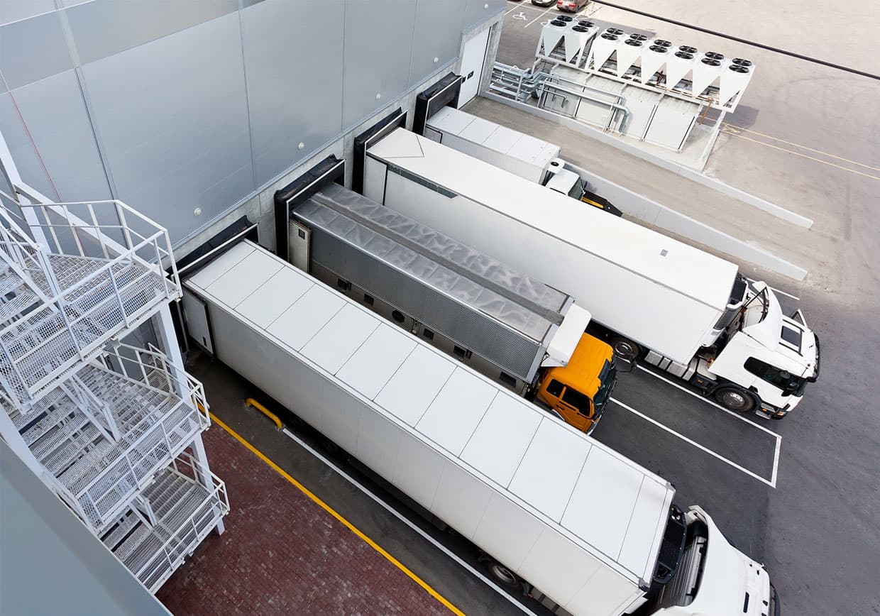 Camiones de carga en una operación logística de Prologística